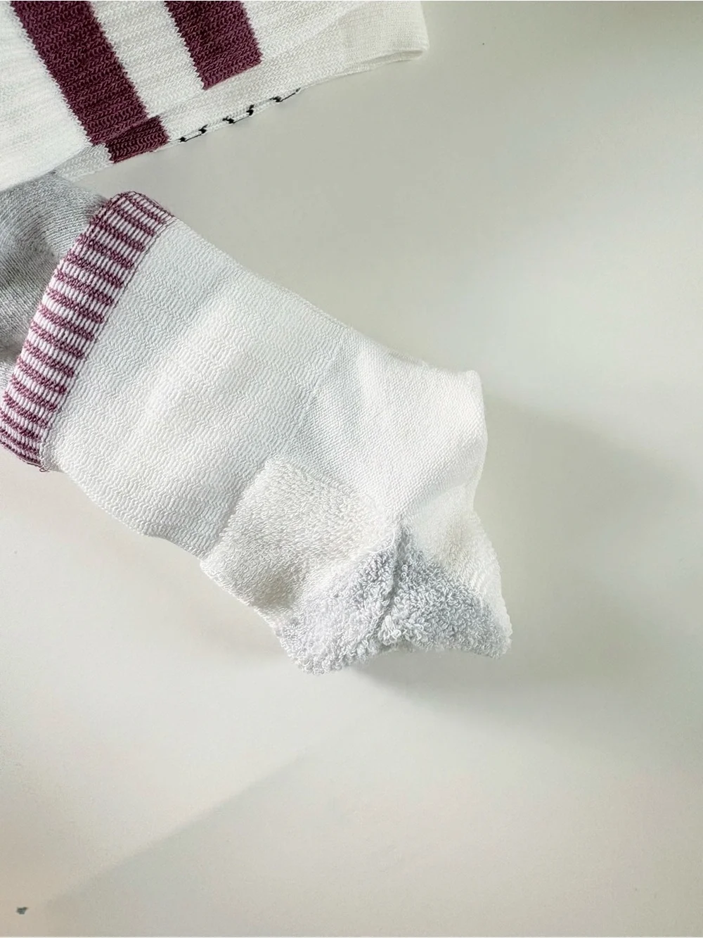 Bombas 10 Pack White Crew Athletic Socks with Burgundy Stripes